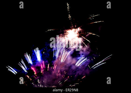 Feu d'artifice le soir à Himley Hall Park, Dudley, West Midlands, Royaume-Uni. Banque D'Images