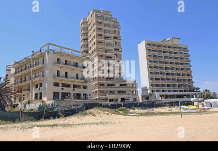 Bombardé et abandonné hôtels et appartements sur la plage à Varosha Famagouste Chypre mise en ruine depuis l'invasion turque de 1974. Banque D'Images