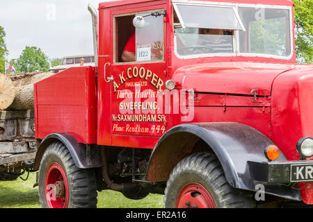 Lamporthall, UK. 25 mai, 2015. Vacances de banque lundi. Lamporthall. Festival de Country Life Northamptonshire. En dépit d'être un jour nuageux il y avait beaucoup de visiteurs profiter de l'événement. Un Vintage Bois Rouge pour le remorquage du chariot de sciage. Banque D'Images