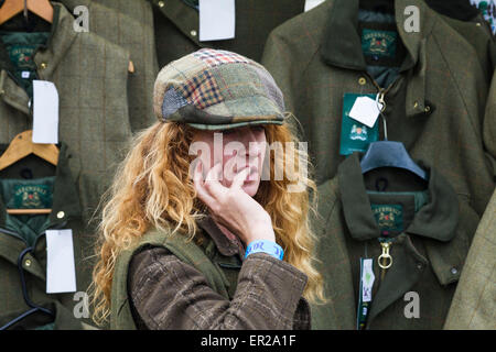 Lamporthall, UK. 25 mai, 2015. Vacances de banque lundi. Lamporthall. Festival de Country Life Northamptonshire. En dépit d'être un jour nuageux il y avait beaucoup de visiteurs profiter de l'événement. Titulaire d'un décrochage pays de la vente de vêtements. Banque D'Images