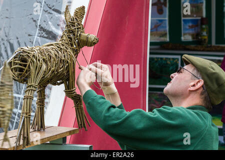 Lamporthall, UK. 25 mai, 2015. Vacances de banque lundi. Lamporthall. Festival de Country Life Northamptonshire. En dépit d'être un jour nuageux il y avait beaucoup de visiteurs profiter de l'événement. Rutland saules montrant comment ils font d'ornements de jardin. Banque D'Images