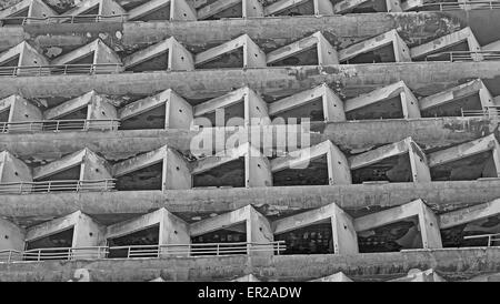 Bloc d'appartements abandonnés sur la plage à Varosha Famagouste gardée par les troupes turques. Banque D'Images