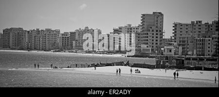 Hôtels et appartements abandonnés sur la plage à Famagouste Chypre après l'invasion turque de 1974. Banque D'Images