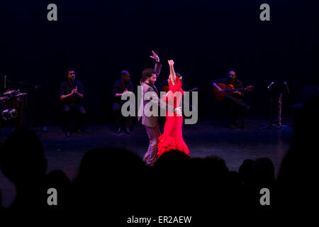 NEW YORK, NY - 23 MAI 2015 : Flamenco VIvo Carlota Santana danseurs Isaac Tovar et Eliza Llewellyn Gigantesco effectuer sur scène à Brooklyn Academy of Music Fisher Banque D'Images