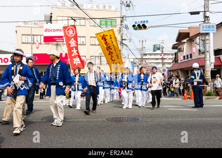 Le Japon, Kawanishi, Tada. Festival de Genji. Procession le long de la rue Main, fonctionnaires et hommes portant Mikoshi, sanctuaire portable. Banque D'Images