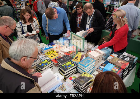 Hay Festival, Powys, Wales, UK. 25 mai, 2015. Les foules se rassemblent dans la librairie Hay Festival de regarder les dernières nouvelles livres et toutes les copies signées de l'auteur. Plus de 250 000 billets ont été vendus pour l'événement pour le ans Festival. Banque D'Images