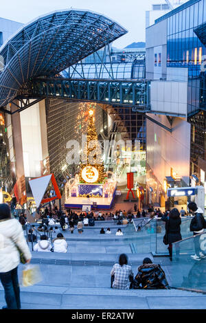 Intérieur de la station de Kyoto conçu par Hara Hiroshi la nuit de Noël avec un immense arbre de Noël illuminé érigé à l'entrée supérieure de l'extrémité ouest Banque D'Images