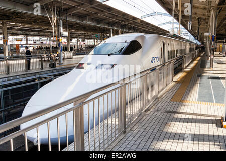 shinkansen japonais, train à grande vitesse, en attente à la plateforme de la gare de Shin-Osaka. Avant du train avec cabine conducteur et vue sur la plate-forme et le train. Banque D'Images