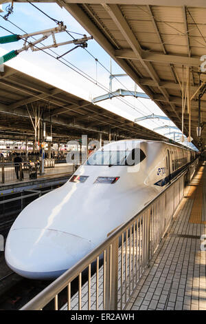 shinkansen japonais, train à grande vitesse, en attente à la plateforme de la gare de Shin-Osaka. Avant du train avec cabine conducteur et vue sur la plate-forme et le train. Banque D'Images