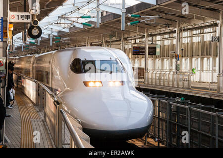 shinkansen japonais, train à grande vitesse, en attente à la plateforme de la gare de Shin-Osaka. Avant du train avec cabine conducteur et vue sur la plate-forme et le train. Banque D'Images