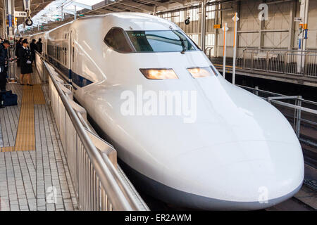 shinkansen japonais, train à grande vitesse, en attente à la plateforme de la gare de Shin-Osaka. Avant du train avec cabine conducteur et vue sur la plate-forme et le train. Banque D'Images