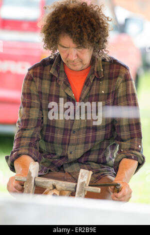 Lamporthall, UK. 25 mai, 2015. Vacances de banque lundi. Lamporthall. Festival de Country Life Northamptonshire. En dépit d'être un jour nuageux il y avait beaucoup de visiteurs profiter de l'événement. sculpteur sur bois traditionnelle. Banque D'Images