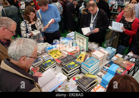 Hay Festival, Powys, Wales, UK. 25 mai, 2015. Les foules se rassemblent dans la librairie Hay Festival de regarder les dernières nouvelles livres et toutes les copies signées de l'auteur. Plus de 250 000 billets ont été vendus pour l'événement pour le ans Festival. Banque D'Images