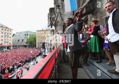 Munich, Allemagne. 24 mai, 2015. David Alaba de Bayern Munich célèbre remportant le titre du championnat allemand sur le balcon de l'hôtel de ville sur la Marienplatz, le 24 mai 2015 à Munich, Allemagne. Credit : kolvenbach/Alamy Live News Banque D'Images