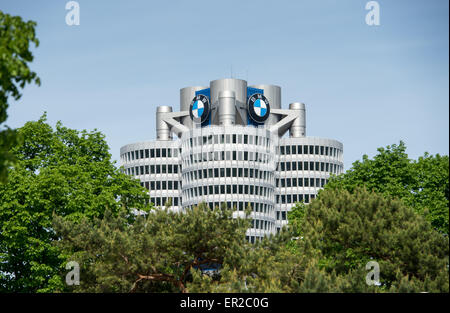 Munich, Allemagne. Le 11 mai, 2015. Le siège de l'entreprise de fabrication automobile allemand BMW, le BMW Tower, entourée d'arbres à Munich, Allemagne, 11 mai 2015. BMW a tenu sa réunion des actionnaires le 13 mai 2015. Photo : Peter Kneffel/dpa/Alamy Live News Banque D'Images