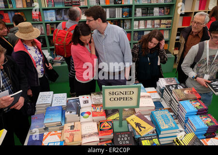 Hay Festival, Powys, Wales, UK. 25 mai, 2015. L'amour parmi les livres - Les foules se rassemblent dans la librairie Hay Festival de regarder les dernières nouvelles livres et toutes les copies signées de l'auteur. Plus de 250 000 billets ont été vendus pour l'événement pour le ans Festival. Banque D'Images