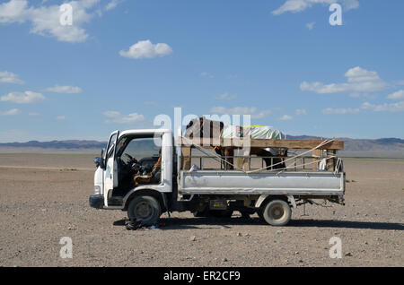 Un camion chargé avec les chevaux dans le désert de Gobi, Mongolie méridionale Banque D'Images