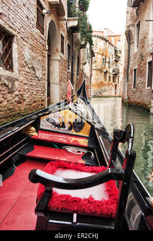 Une visite dans une gondole vénitienne à travers les canaux de la ville historique de Venise, Italie Banque D'Images