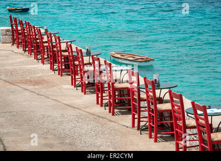 Chaises de taverne dans le petit village de pêcheurs de Limeni dans le Mani, Sud du Péloponnèse, Grèce. Banque D'Images