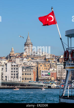 Vue depuis l'autre côté de la Corne d'Eminonu vers pont de Galata avec tour de Galata et de Beyoglu Istanbul sur la ligne d'horizon. Istanbul, T Banque D'Images