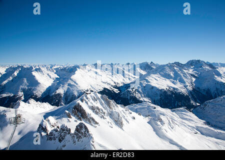 Montagnes habillées de neige au-dessus de Zurs et Lech et St Anton du sommet du Valluga au dessus de St Anton Arlberg Autriche Banque D'Images