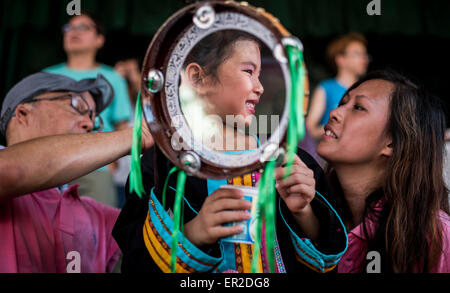 Cheung Chau Island. 25 mai, 2015. Un enfant habillé en costume s'apprête à venir de l'UEP Sik Parade à Bun Festival à Cheung Chau Island le 25 mai 2015 à Hong Kong. L'un des plus colorés de Hong Kong fête culturelle événements, Cheung Chau Bun Festival, auront lieu le 25 mai 2015 jusqu'au 26 mai 2015 minuit. Chaque année, des milliers de personnes descendent sur la petite île à la CEP Sik Parade, la chance et l'embrouillage Bun Bun la concurrence, l'ancienne coutume pendant le festival. La tradition s'est transmise depuis des générations. Credit : Xaume Olleros/Alamy Live News Banque D'Images