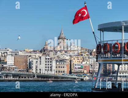 Vue depuis l'autre côté de la Corne d'Eminonu vers pont de Galata avec tour de Galata et de Beyoglu Istanbul sur la ligne d'horizon. Istanbul, T Banque D'Images