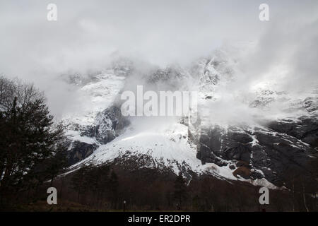 Les pics et le Trolltindane 3000 pieds verticalement Troll mur recouvert de brouillard, dans la vallée de Romsdalen, la Norvège. Banque D'Images