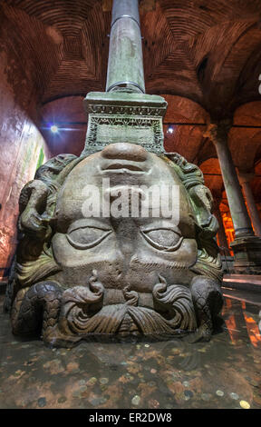 L'une des deux anciennes têtes sculptées de Méduse utilisée pour soutenir les colonnes de la Citerne Basilique Yerebatan, Sultanahmet, Istanbul, T Banque D'Images