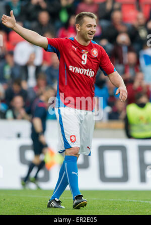 Joueur de football tchèque Pavel Kuka célèbre un but durant le match de foot de joueurs plus de 35 ans l'Allemagne contre la République tchèque à Prague, République tchèque, le 25 mai 2015. C'est une célébration de la finale des Championnats d'Europe en 1996. (CTK Photo/Vit Simanek) Banque D'Images