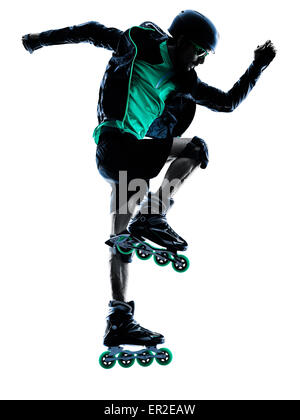 Un caucasian man roller inline Skater Roller en silhouette isolé sur fond blanc Banque D'Images