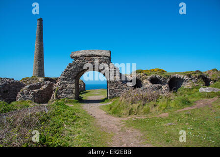 Une partie de l'arsenic du traitement des travaux à Botallack Mine, Cornwall. L'arsenic est un sous-produit de la transformation de l'étain. Banque D'Images