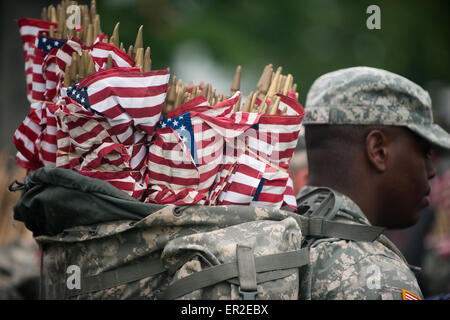 Un soldat de l'Armée américaine à partir de la vieille garde porte un sac de drapeaux à placer sur les sites de sépulture en l'honneur du Jour du Souvenir au Cimetière National d'Arlington, le 21 mai 2015 à Arlington, en Virginie. La vieille garde a mené dans des pavillons, quand un drapeau américain est placé à chaque pierre tombale, depuis 1948. Banque D'Images