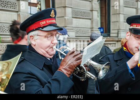 Un homme de l'Armée du Salut joue de la trompette Banque D'Images