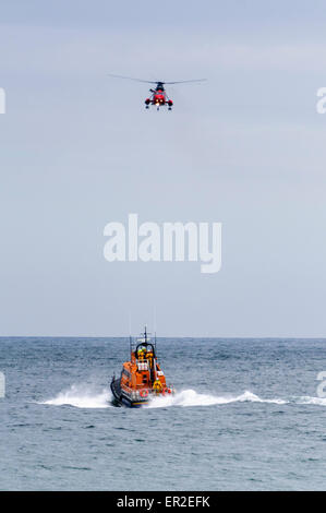 Et l'hélicoptère de sauvetage RNLB pendant une opération de sauvetage Banque D'Images