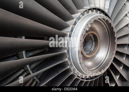 Une vue sur le ventilateur avant d'un turboréacteur Rolls-Royce RB211. Banque D'Images