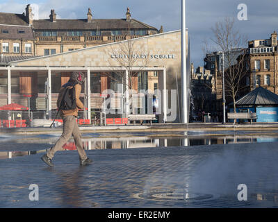 Un matin voir de Bradford City Park de la piscine miroir. Banque D'Images