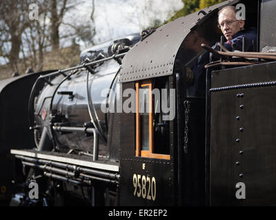 Un pilote sur le chemin de fer de la vallée d'une valeur de Keighley et avec un usa class s160 locomotive connu sous le nom de 'big jim'. Banque D'Images