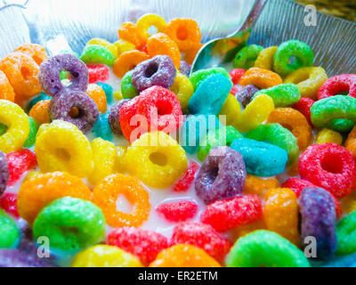 Bol de Froot Loops de couleur vive les céréales petit déjeuner. Banque D'Images