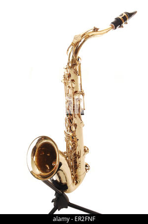 Un beau saxophone laiton sur un rack noir assis sur le plancher d'un studio à fond blanc. Banque D'Images