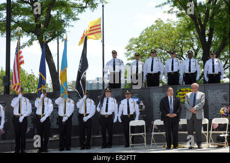 Philadelphie, Pennsylvanie, USA. 25 mai, 2015. Vietnam Memorial Day Police de Philadelphie, sur la garde d'honneur au Vietnam War Memorial à Philadelphie, Pa © Ricky Fitchett/ZUMA/Alamy Fil Live News Banque D'Images