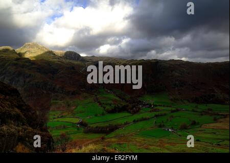 La lumière du soleil sur le Harrison Stickle Banque D'Images