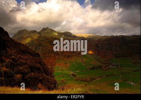 Lumière du soleil sur les Langdale Pikes Banque D'Images