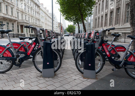 Cycles Santander également connu sous le nom de Boris prête des vélos à louer à Londres rues. Banque D'Images