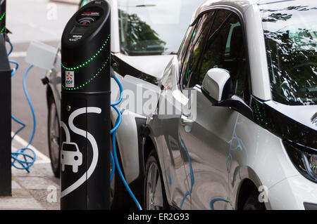 Voitures BMW i3 électrique branché dans emplacements de chargement électrique à Londres, Angleterre Banque D'Images