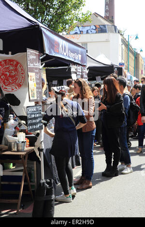 Stands de nourriture sur le célèbre marché populaire, Brick Lane dans l'Est de Londres, en Angleterre, Royaume-Uni Banque D'Images