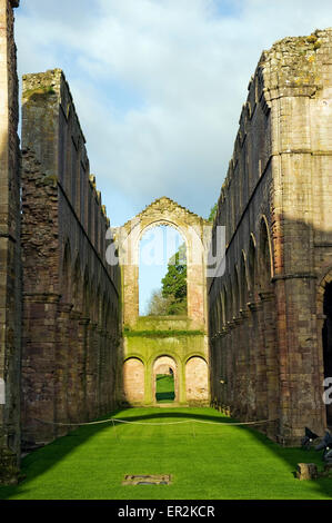 Fountains Abbey, l'un des plus importants monastères cisterciens en ruine en Angleterre, Site du patrimoine mondial, Ripon North Yorkshire UK GO Banque D'Images