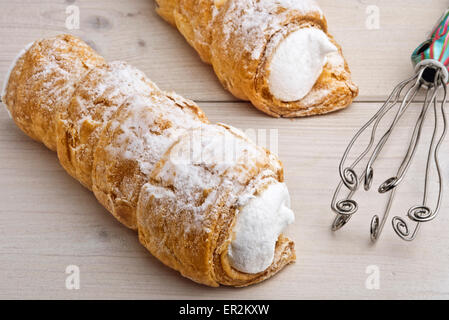 Corne crème - autrichienne, allemande et tchèque, Schillerlocken Schaumrolle confection connu ou Kremrole. Banque D'Images