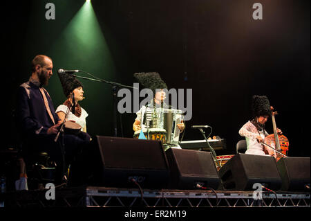 Dakha Brakha performing live at music festival WOMAD, Charlton Park, Royaume-Uni, le 27 juillet 2015. Banque D'Images