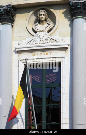 Statue du compositeur Wolfgang Amadeus Mozart (1756-1791) sur la façade de l'théâtre Bourla à Anvers, Belgique Banque D'Images